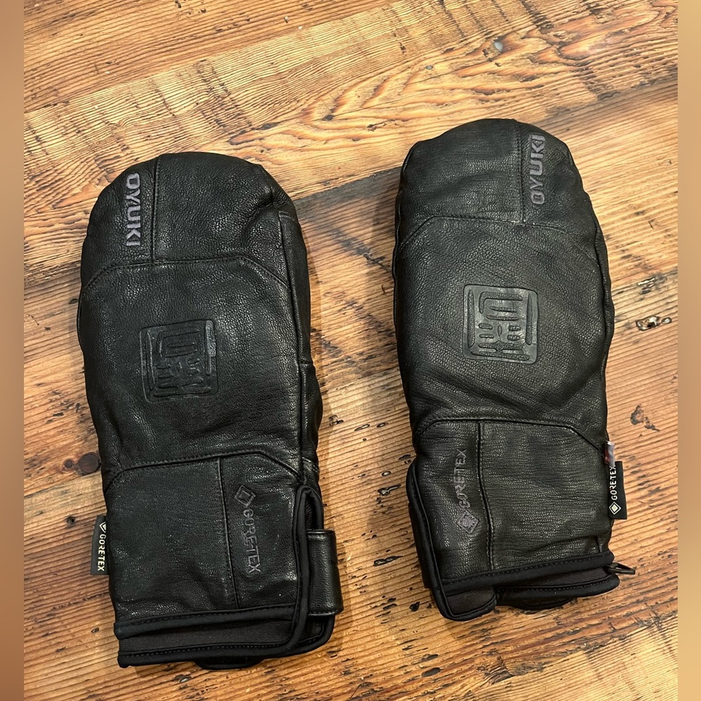 Oyuki Leather Gore-Tex Mittens. Size: Medium (Men's Medium; Women's Large Size)